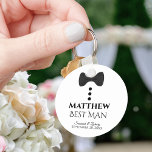 Cute Black Tie Tuxedo Best Man Wedding Favor Schlüsselanhänger<br><div class="desc">This fun keychain is designed as a gift for your Best Man. Features a cute mock tuxedo design with a black bow tie and buttons on a white background. The text reads "Best Man" and has a place for his name along with the names of the wedding couple and the...</div>