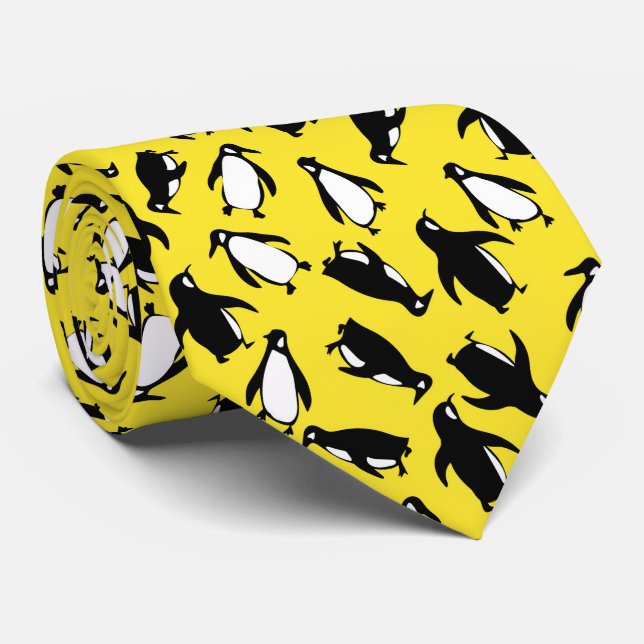 Cute black white penguin pattern yellow background krawatte (Gerollt)