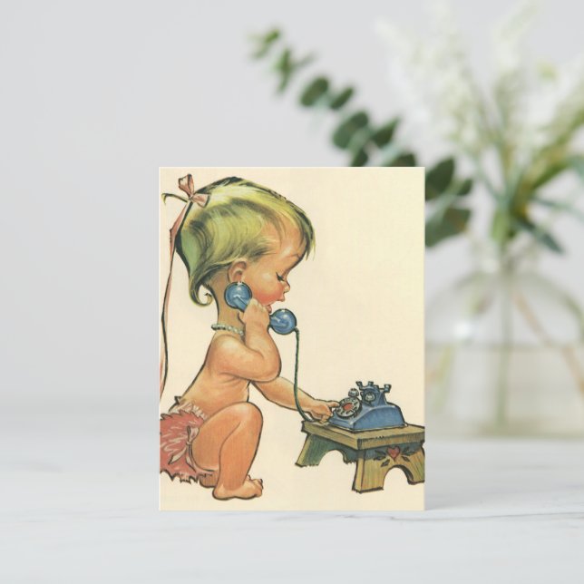 Cute Blond Girl Parler sur Toy Phone Invitation (Debout devant)