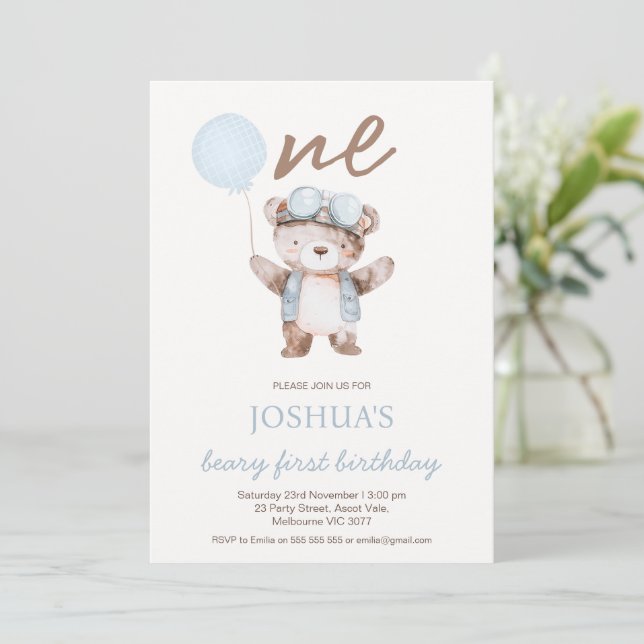 Cute Blue Brown Beary First Birthday Bear Birthday Einladung (Stehend Vorderseite)