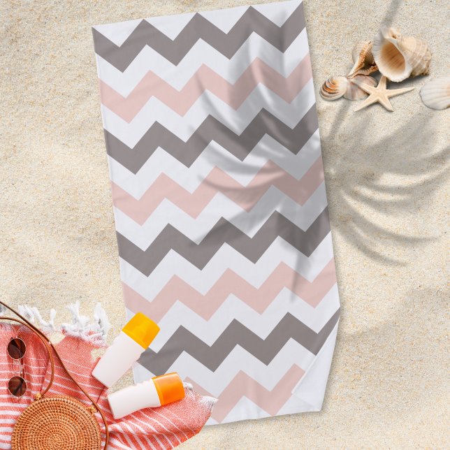 Cute Blush rose Grey Chevron Motif Beach Serviette (Créateur téléchargé)