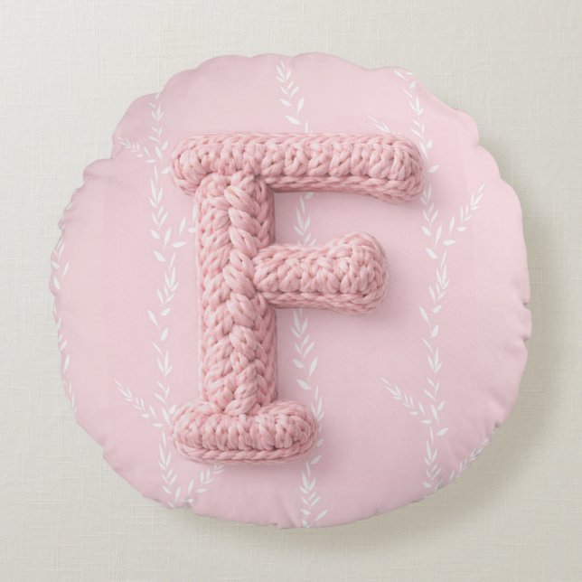 Cute boho pink crocheted letter F Round Pillow Rundes Kissen (Vorderseite)