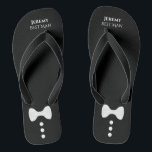 Cute Bow Tie & Buttons Black Best Man Wedding Flip Flops<br><div class="desc">Diese süßen Flip Flops sind eine großartige Möglichkeit,  dem besten Mann bei Ihrer Hochzeit zu danken. Sie zeichnen sich durch ein einfaches,  niedliches und lustiges Design aus,  das mit einer weißen Bugschwelle und Knöpfen auf schwarzem Hintergrund mit seinem Namen und seinem Titel besticht.</div>