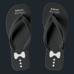 Cute Bow Tie & Buttons Black Best Man Wedding Flip Flops<br><div class="desc">Diese süßen Flip Flops sind eine großartige Möglichkeit,  dem besten Mann bei Ihrer Hochzeit zu danken. Sie zeichnen sich durch ein einfaches,  niedliches und lustiges Design aus,  das mit einer weißen Bugschwelle und Knöpfen auf schwarzem Hintergrund mit seinem Namen und seinem Titel besticht.</div>
