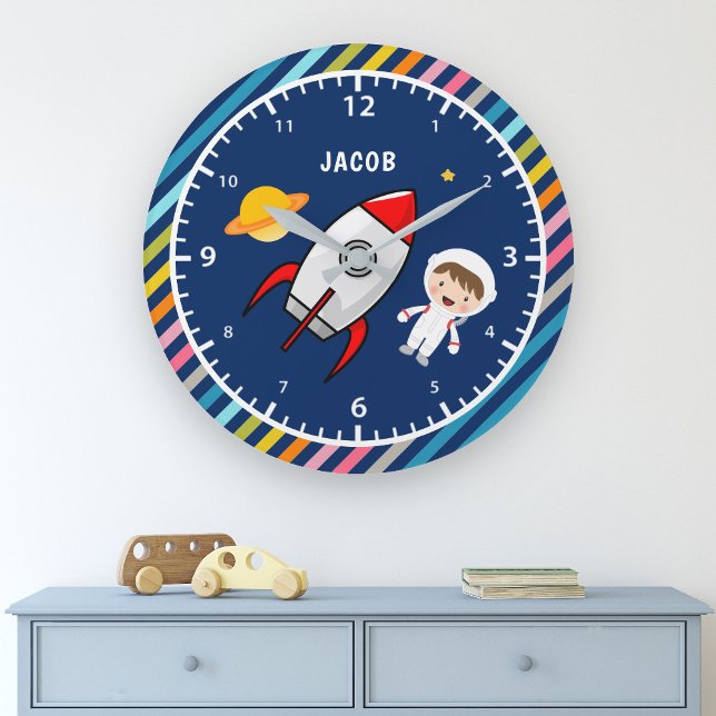 Cute Boy Astronaut Outer Space Rocket Kids Room Große Wanduhr (Von Creator hochgeladen)