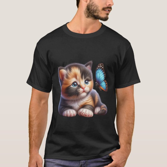 Cute Calico Kitten and Blue Butterfly  ✨🐱 T-Shirt (Vorderseite)