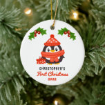 Cute Cartoon Penguin Baby's First Christmas Foto Keramik Ornament<br><div class="desc">Niedlicher Cartoon Pinguin in Hut und Schal mit zwei heiligen und beeren Keuchen und einem rot-weißen Geschenk zu seinen Füßen "First Christmas" Name und Jahresdesign mit BackFoto.</div>