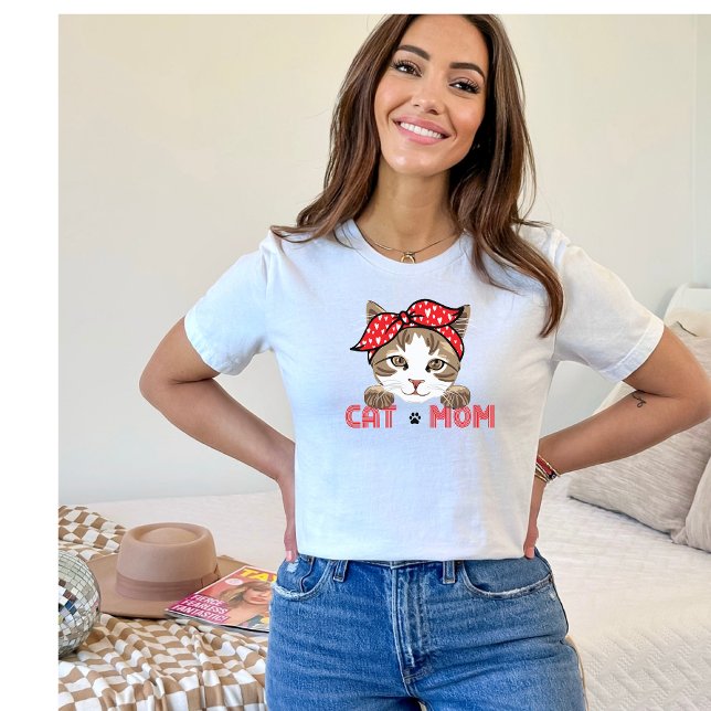 Cute Cat Mom Red Scarf T-Shirt (Von Creator hochgeladen)