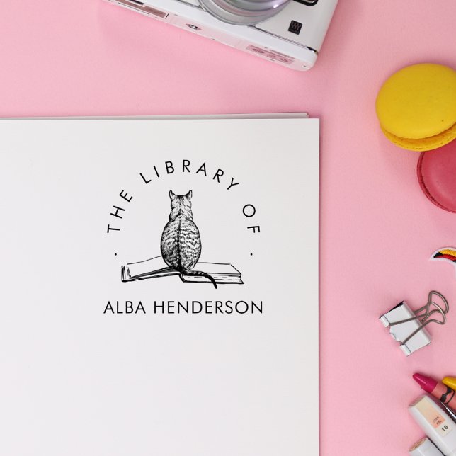 Cute Cat on the Book Modern Library Permastempel (Von Creator hochgeladen)