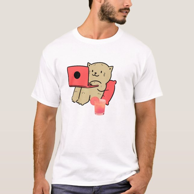“Cute Cat Working on Laptop with Juice” T-Shirt (Vorderseite)