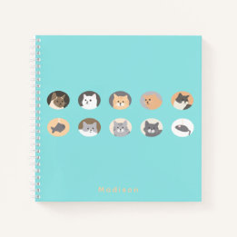 Cute Chat fait face à Carnet spiral bleu avec le n