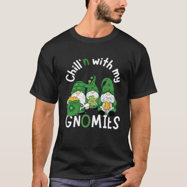 Cute Chill n With My Gnomies  St Patricks day hand T-Shirt (Vorderseite)