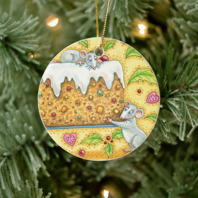 Cute Christmas Mice Carrying a Fruit Cake Dessert Keramikornament (Baum)