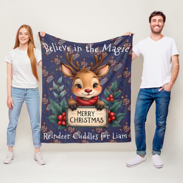 Cute Christmas Reindeer with Holly and Sign Fleecedecke (Beispiel)