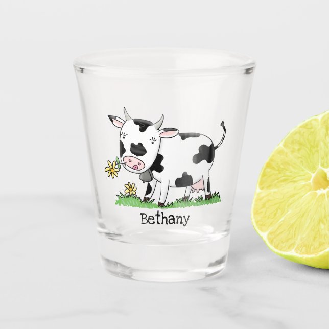 Cute cow in green field cartoon illustration  schnapsglas (Vorderseite)