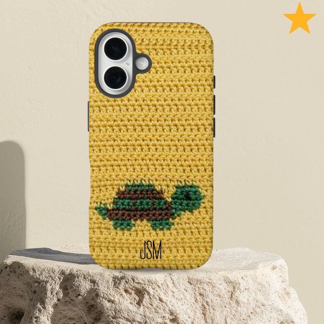 Cute Crochet Turtle Custom Initials Monogram   iPhone 16 Hülle (Von Creator hochgeladen)