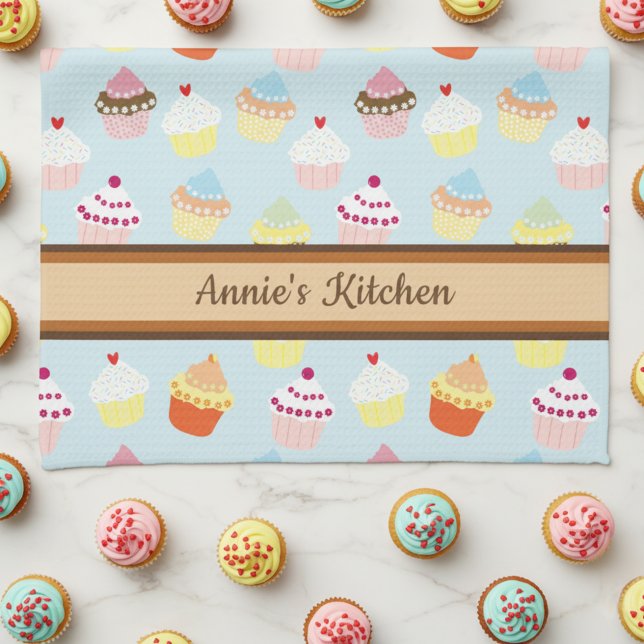 Cute Cupcakes Serviette de cuisine personnalisée (Colorful cupcake kitchen towel with custom name.)