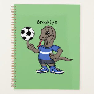 Cute drôle dragon de Komodo jouant au football des