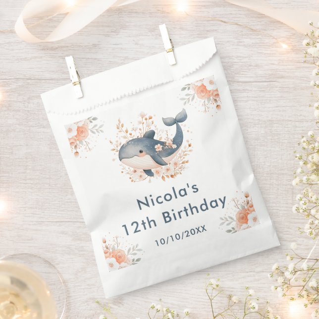 Cute Floral Whale Birthday Party Geschenktütchen (Ausgeschnitten)