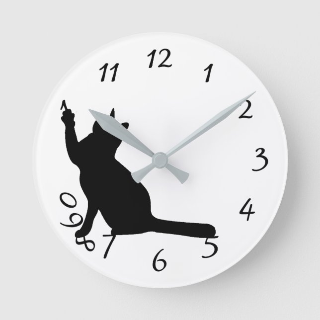 Cute funny black cat playing with numbers clock runde wanduhr (Vorderseite)