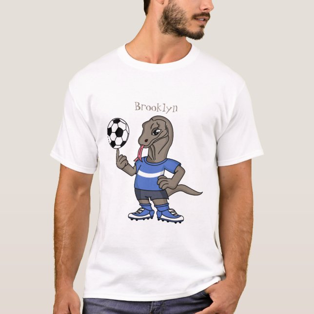 Cute funny Komodo dragon playing soccer cartoon T-Shirt (Vorderseite)