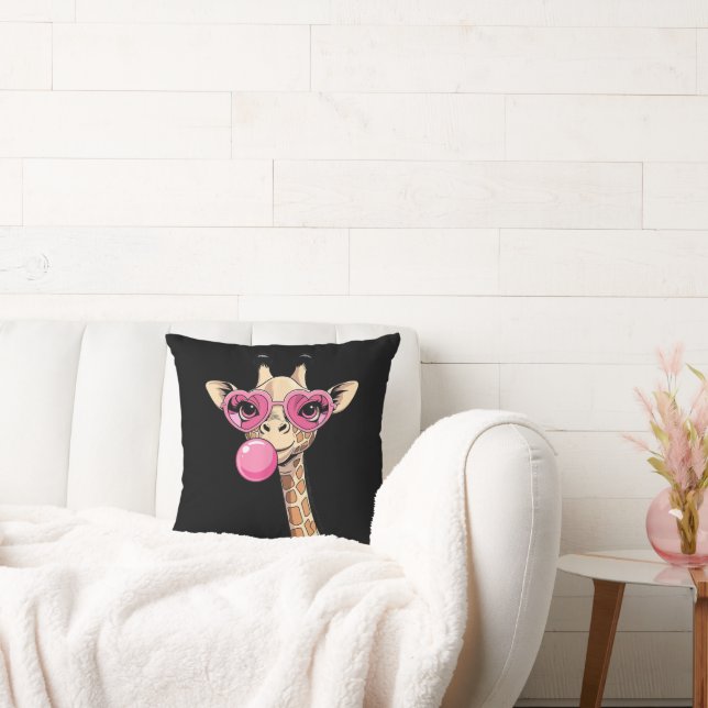 Cute Giraffe Blowing Pink Bubble Gum Sunglasses  Kissen (Liege)