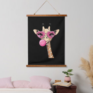 Cute Giraffe Blowing Pink Bubble Gum Sunglasses  Wandteppich Mit Holzrahmen