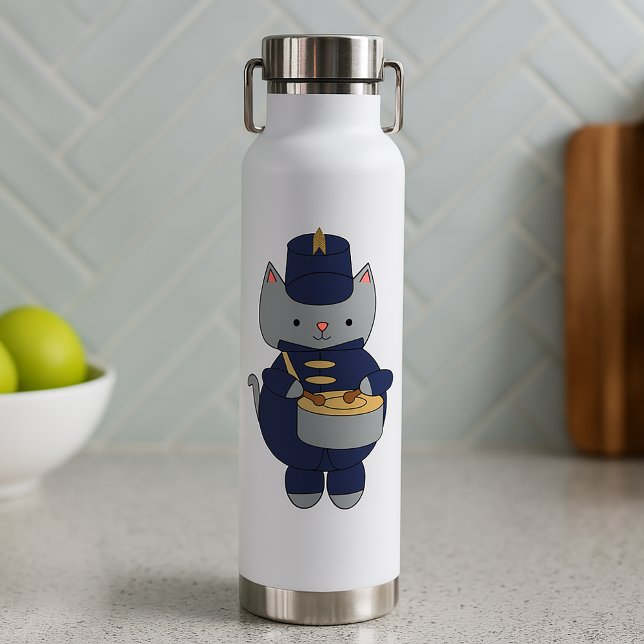 Cute Gray Cat Marching Band Drummer Illustration Trinkflasche (A water bottle with a cat playing the snare drum in a navy blue and gold marching band uniform.)