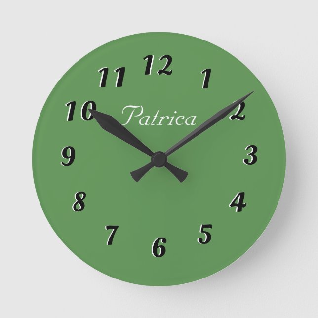 Cute Green and White Personalized Wall Clock Runde Wanduhr (Vorderseite)