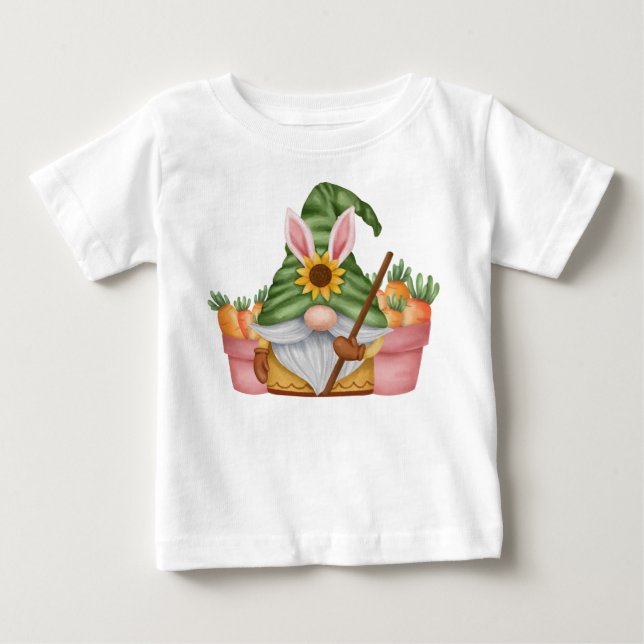 CUTE GREEN EASTER GNOME WITH ORANGE CARROTS BABY T-SHIRT (Vorderseite)