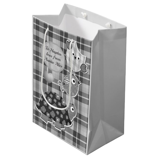Cute Grey Plaid Turtle and Owl Personalised  Mittlere Geschenktüte (Vorderseite Schrägansicht)