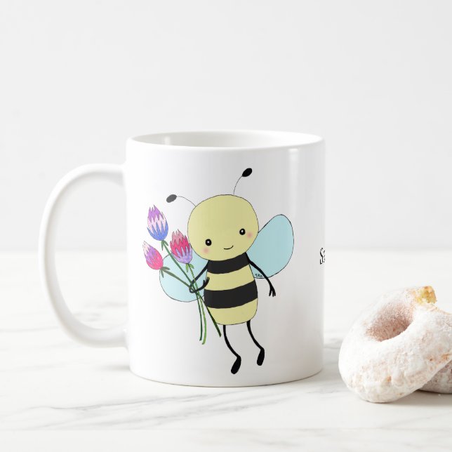 Cute Honey Bee Holding Flowers Custom Name Kaffeetasse (Mit Donut)