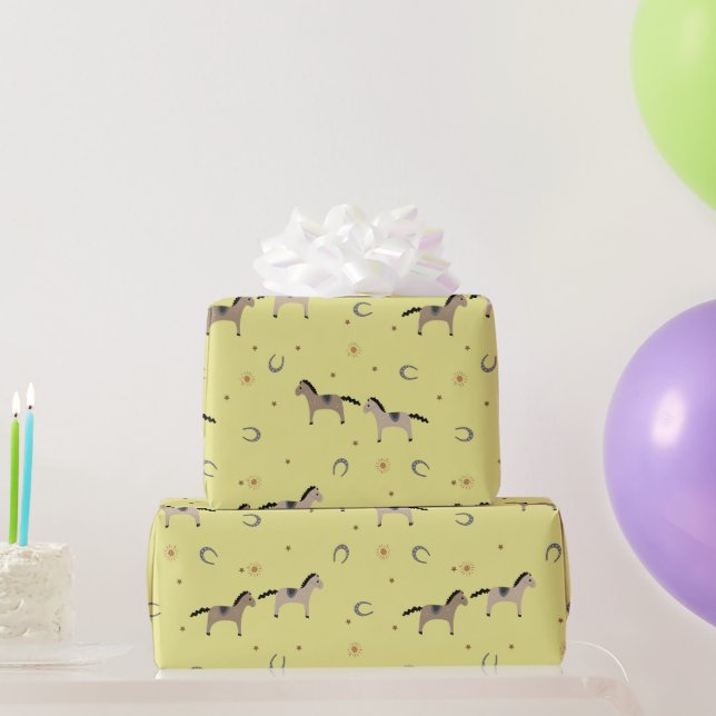 Cute Horses & Horseshoes Kids Birthdays Yellow Geschenkpapier (Partygeschenke)