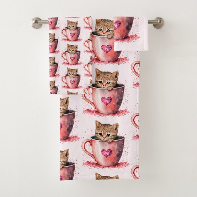 Cute Kitten dans un Teacup avec Motif de coeur (En situation)