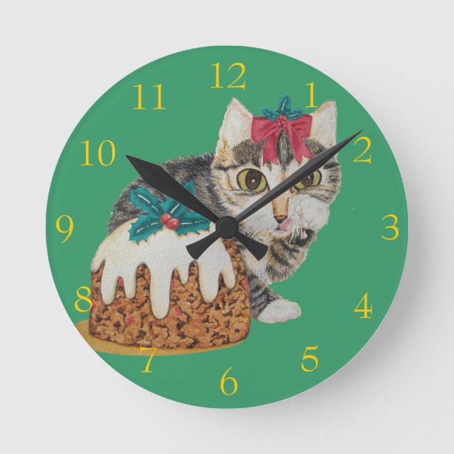 cute kitten gray tabby cat licking paws christmas runde wanduhr (Vorderseite)