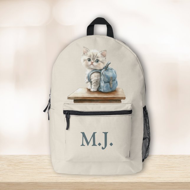 Cute Kitten with Backpack Custom Monogram Backpack Bedruckter Rucksack (Cute Kitten with Backpack Custom Monogram Backpack on a wooden table.)