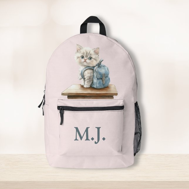 Cute Kitten with Backpack Custom Monogram Backpack Bedruckter Rucksack (Cute Kitten with Backpack Custom Monogram Backpack on wooden table)