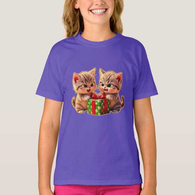 **Cute Kittens Fighting Over a Gift – Funny Christ T-Shirt (Vorderseite)