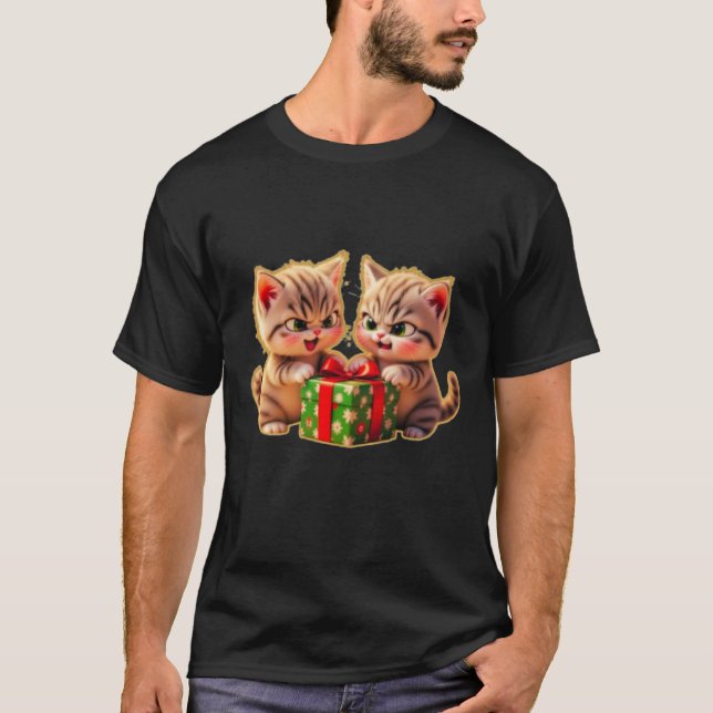 **Cute Kittens Fighting Over a Gift – Funny Christ T-Shirt (Vorderseite)