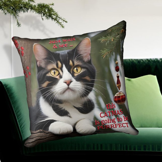 Cute Kitty Chat Lover Coussin de Noël (A whimsical Christmas pillow with a cute kitty in a tree with ornament and red berries)
