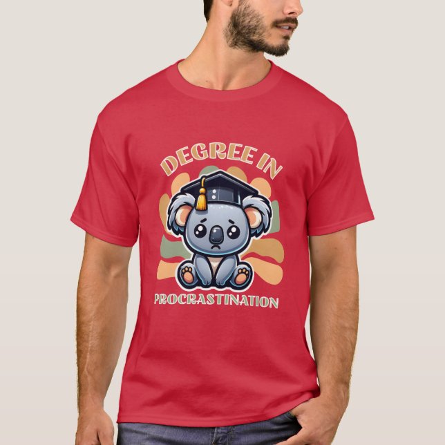 Cute Koala Bear with Degree in Procrastination fam T-Shirt (Vorderseite)