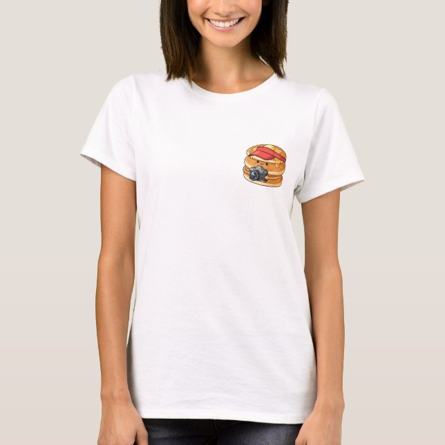 Cute Pancake Stack Character in Red Visor Holding  T-Shirt (Vorderseite)