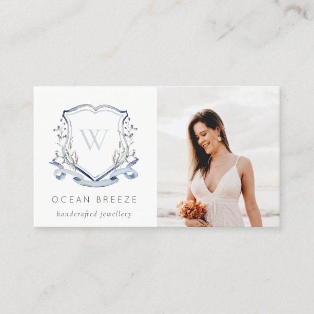 Cute Pastel Blue Wildflower Photo Crest Monogram Visitenkarte (Vorderseite)
