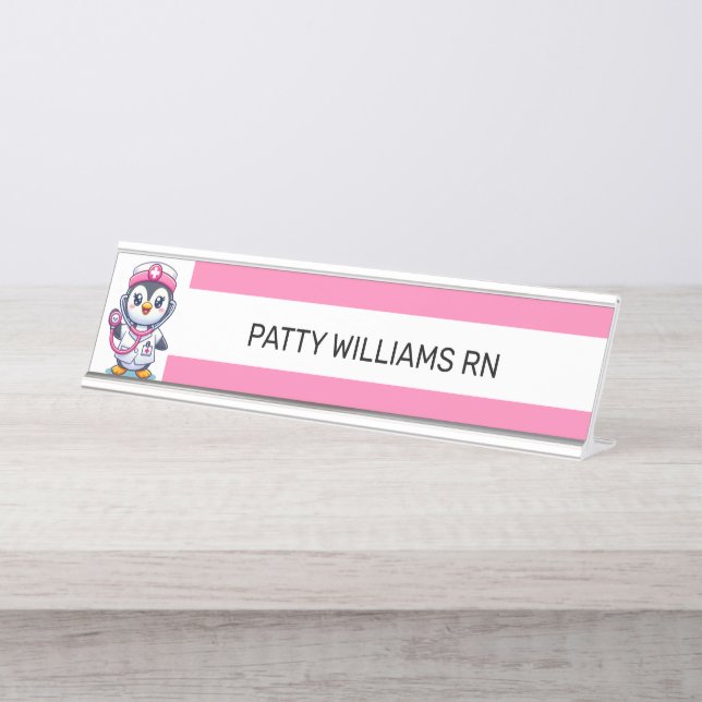 Cute Penguin Nurse Pink Stethoscope Streifen Schreibtischnamensplakette (Vorderseite )