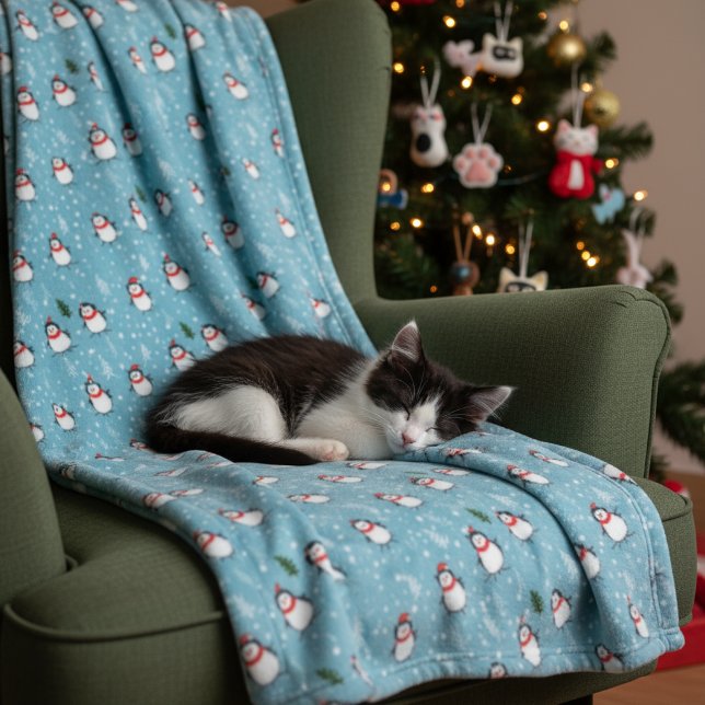 Cute Penguins on Light Blue with Snowflakes  Fleecedecke (Von Creator hochgeladen)