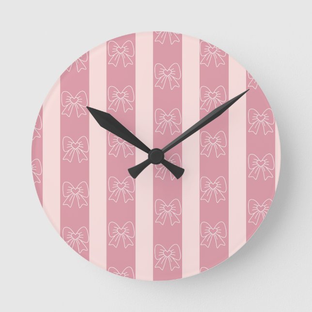 Cute Pink Bow Stripe Pattern – Girly Aesthetic Runde Wanduhr (Vorderseite)