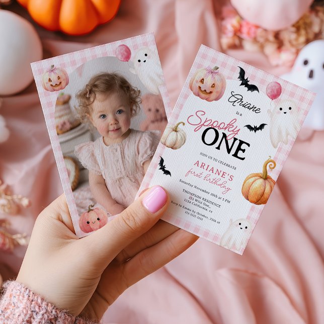 Cute Pink Gingham Spooky One Photo First Birthday Einladung (Cute Pink Gingham Spooky One Photo First Birthday Invitation)