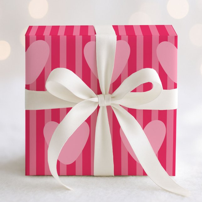 Cute Pink Stripes and Hearts Valentine Pattern Geschenkpapier (Von Creator hochgeladen)