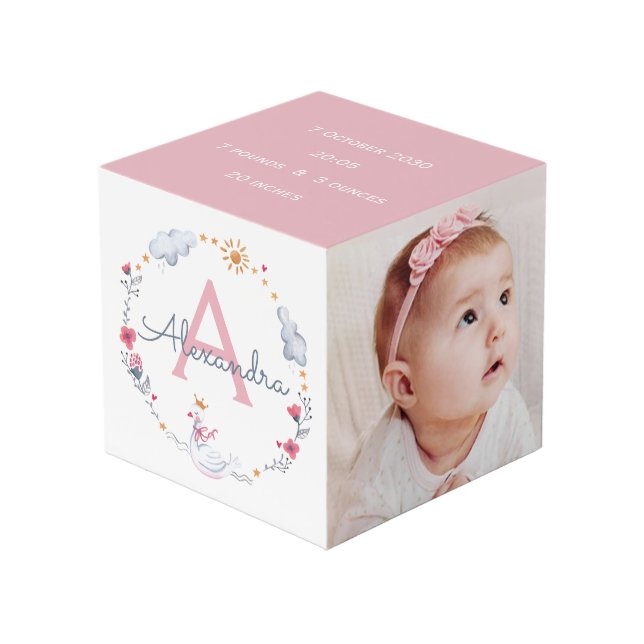 Cute pink swan & sun floral wreath with monogram würfel (Vorderseite Schrägansicht)