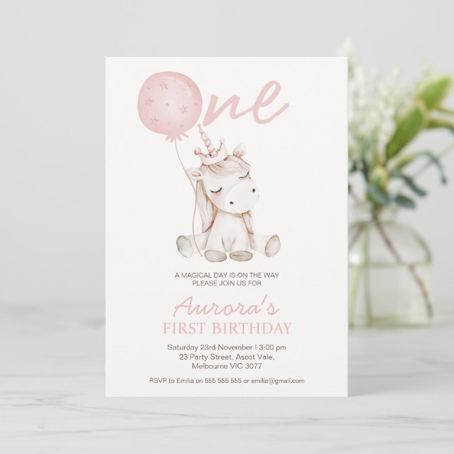 Cute Pink Unicorn First Birthday Einladung (Stehend Vorderseite)
